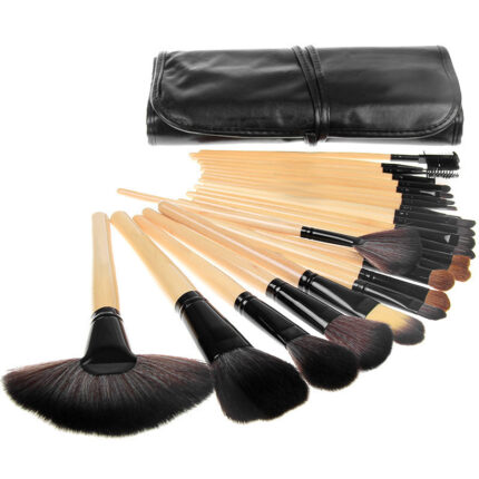 Juego de herramientas de belleza con pincel de maquillaje con mango de madera